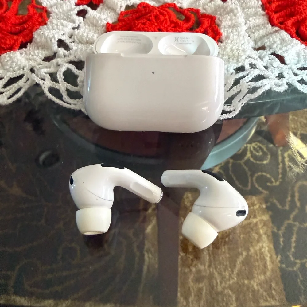 Apple Air Pods Pro 2 With Charging Case